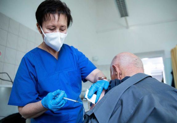 Felmenthetik a beoltottakat a korlátozások alól Németországban